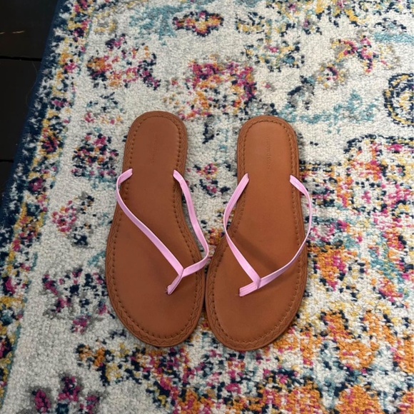 Vinyard Vines Flip Flops - Picture 1 of 3